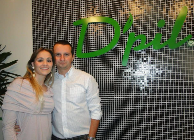 Ricardo e a esposa na parede da marca D'pil