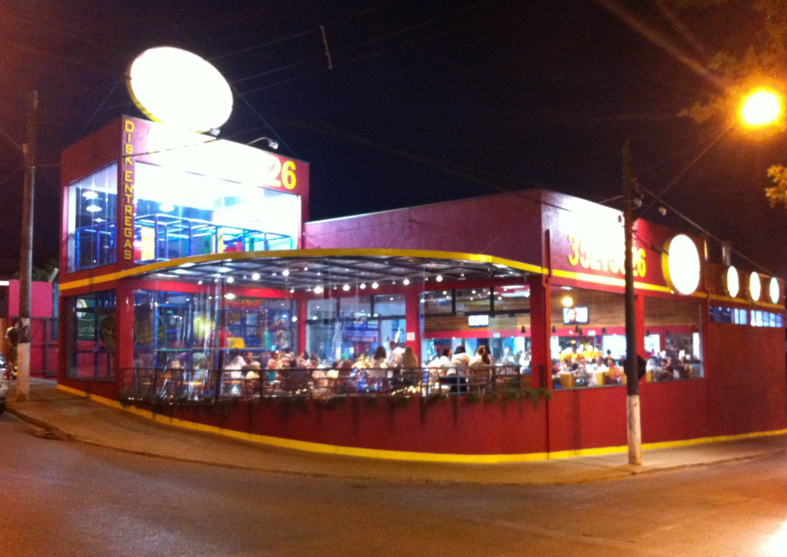 O Lanchão iluminado à noite