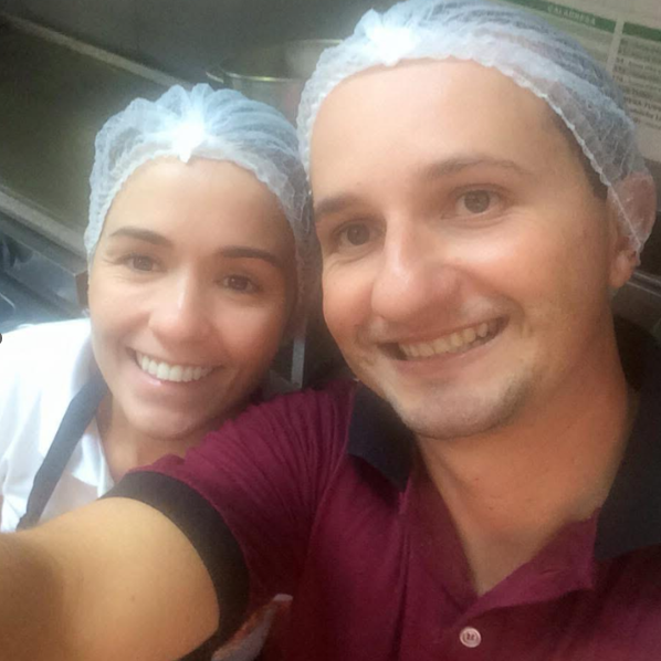Ricardo e a esposa de touca, na operação da cozinha