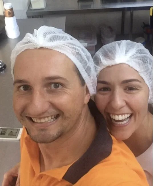 Ricardo e Paula de touca, trabalhando juntos na cozinha do Lanchão