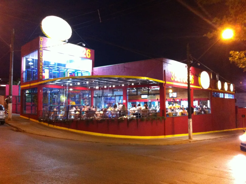 O Lanchão pronto, de noite